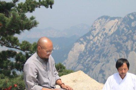 月华山前见掌痕什么意思