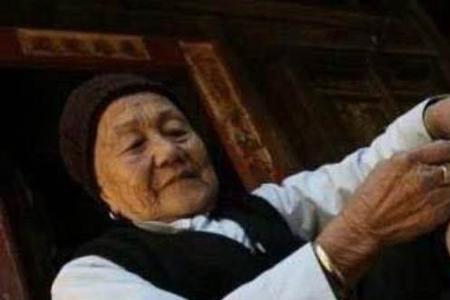 南唐女子穿袜子吗