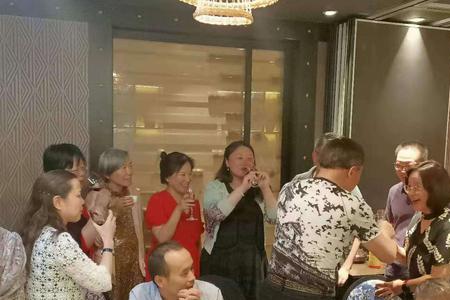 互相款待什么意思