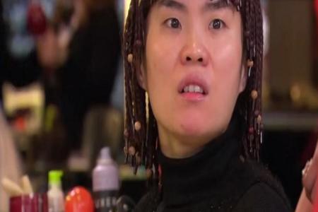 甩甩头摇摇头造句