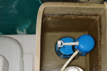 马桶一天不冲水但底座也渗水
