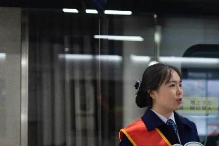 地铁站务员一直站着累不累