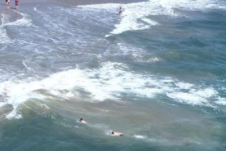 海上游泳经常喝到海水有事吗