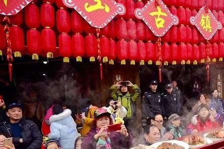 喧哗鼎沸的意思