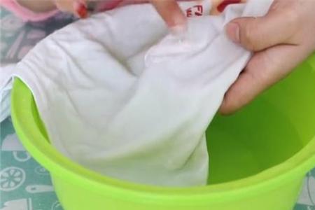 皮衣上的油渍怎么去除