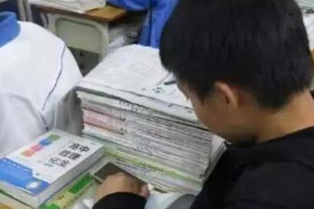 上课玩手机书本怎么摆