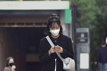 为什么白色袜子女生穿不会变黑