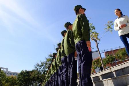 站军姿垫卫生巾管事吗