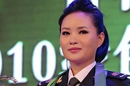 唱军歌的女歌手