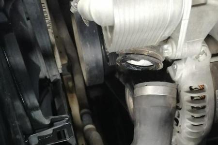 宝马730水管为什么爆裂