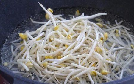 黄豆芽用热水烫多久