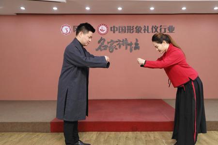 拱手作揖是向谁