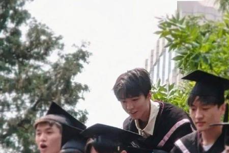 王俊凯和李凯馨是同班同学吗