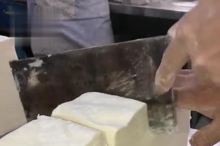 馄饨皮用高筋粉还是中筋粉