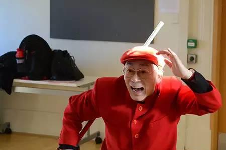 六小龄童的爷爷叫啥