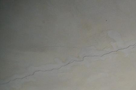 外墙渗水到天花板上怎么办