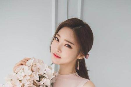 形容女生楚楚动人的成语