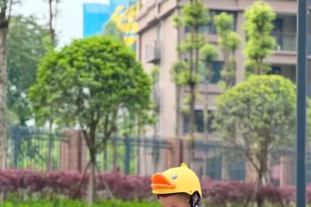 2岁半孩子骑平衡车总晃怎么回事
