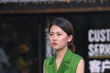 绿色衣服配红鞋子好看么