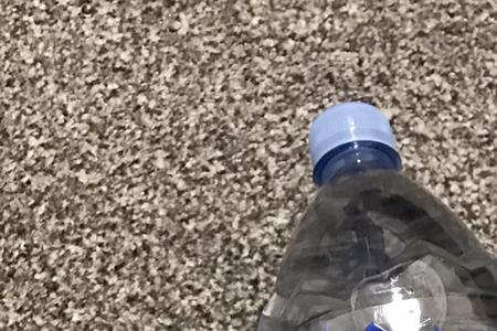 依云矿泉水在英国是洗脚水吗