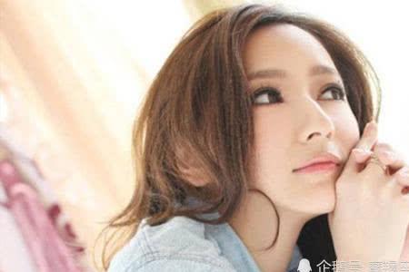 男人会多次摸女人下巴吗