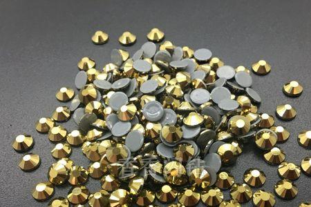 怎样去掉衣服上粘亮钻的胶痕