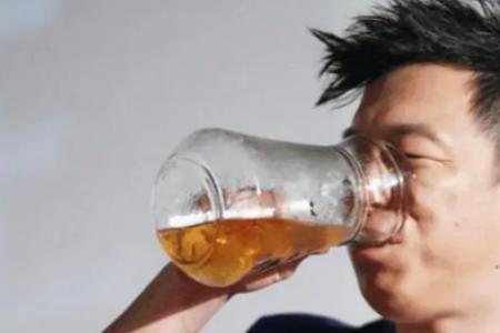 你们喝一瓶啤酒最快多长时间