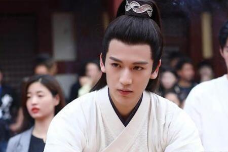 秋霜男主角是谁