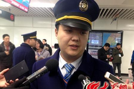 地铁驾驶员为什么每站都要出来
