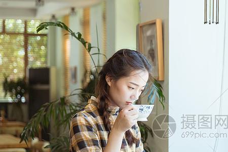 女孩子发咖啡店的图是什么意思