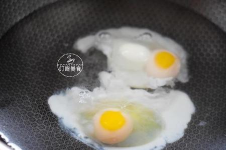 用电饭锅水煮荷包蛋的做法