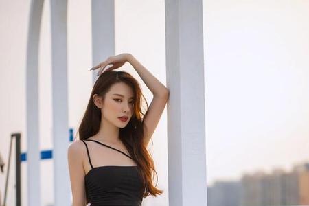 女人妩媚是什么意思