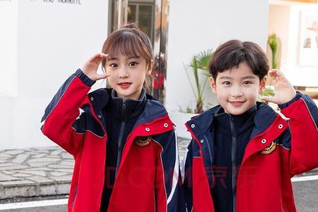 幼师园服冲锋衣配什么裤子