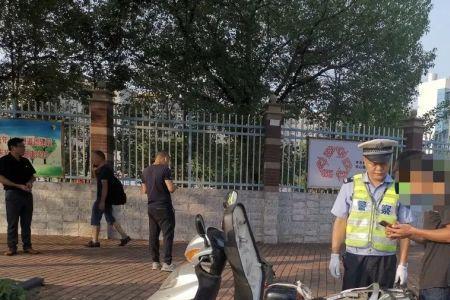 出路口与无牌证摩托车发生事故