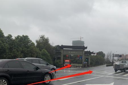 占用右转车道直行怎么处理