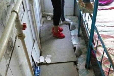 大学进错厕所怎么办
