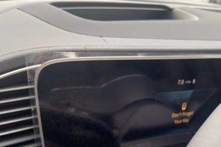 2022款奔驰c200怎么给手机充电