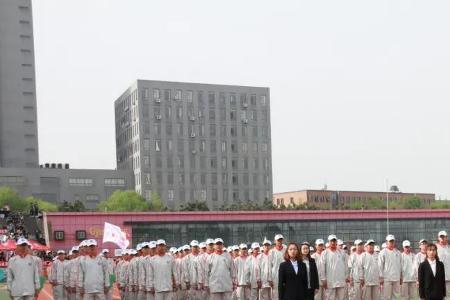 青岛城市学院离哪个高铁站近