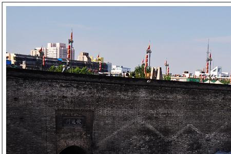 西安博物院离城墙远吗