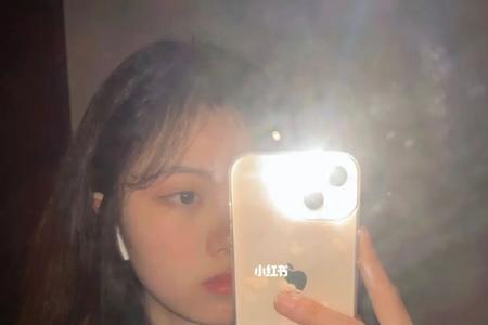苹果13自拍背景为什么是虚的