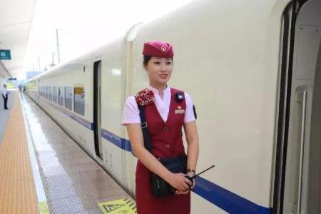 为什么女列车员儿穿靴子