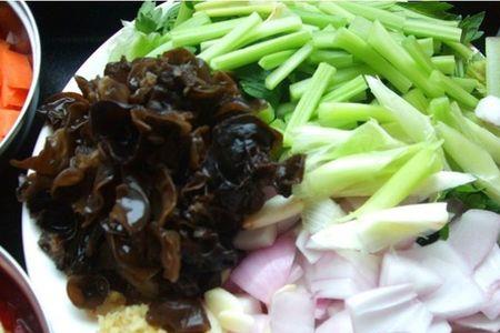 芹菜洋葱炒面条怎么炒好吃