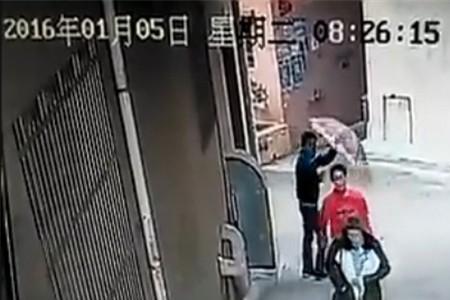 被别人勒住脖子可以报警吗