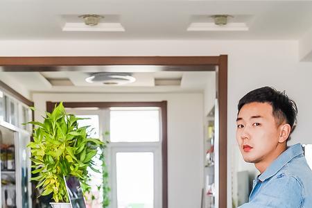 乐歌升降桌女主角是谁扮演的