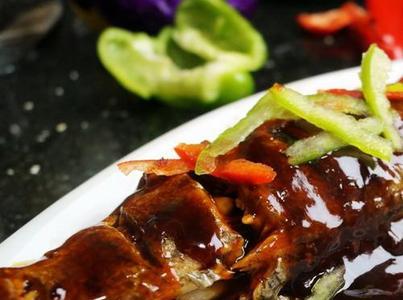 黄豆酱红烧鲈鱼的做法