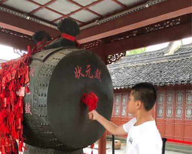 钟鼓齐鸣什么意思