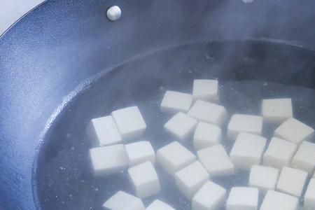 豆腐怎样焯水才不会粘在一起