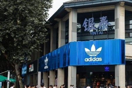 阿迪达斯译成汉语什么意思