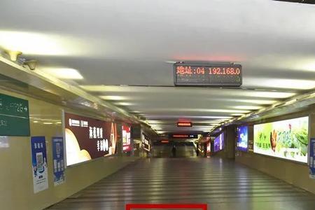 高铁地标左右两个箭头代表什么