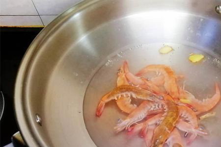 大虾煮完水为什么红红的